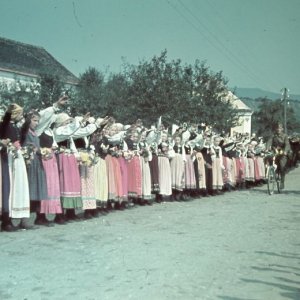 Helyiek ünneplik a bevonuló magyar honvédeket- Észak- Erdély, 1940 (Forrás: Fortepan)
